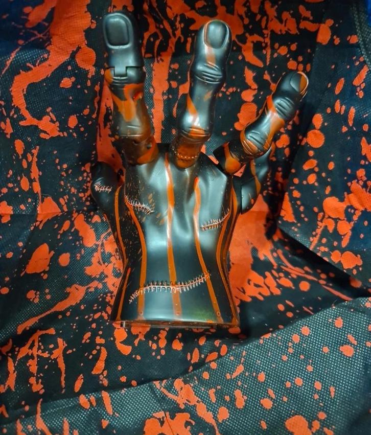 Halloween Hand - Beweegbaar & Batterij, Hobby en Vrije tijd, Feestartikelen, Nieuw, Versiering, Halloween of Griezel, Ophalen of Verzenden