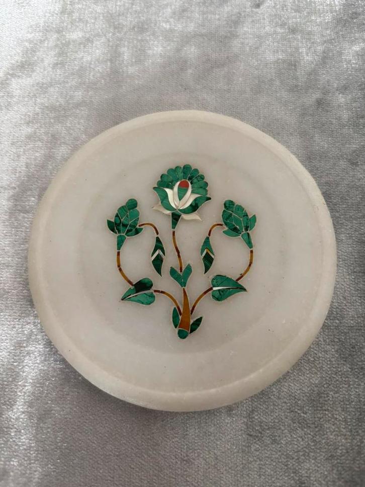 Wit marmer bordje ingelegd met groene Malachiet steen, Antiek en Kunst, Kunst | Niet-Westerse kunst, Ophalen of Verzenden