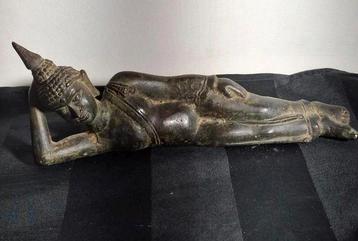 Liggende bronzen boeddha.  beschikbaar voor biedingen