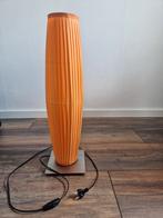 Vrolijke vloerlamp in helder oranje kleur., Huis en Inrichting, Ophalen, Gebruikt, Stof, Minder dan 100 cm