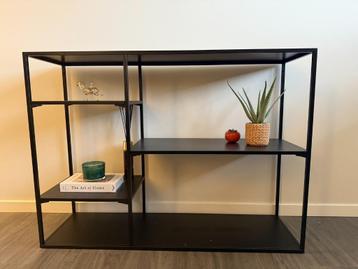Minimalist Black Metal Shelf beschikbaar voor biedingen