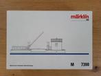 Märklin 7390 mechanisch overweg enkelspoor in OVP, Hobby en Vrije tijd, Wisselstroom, Gebruikt, Brug, Tunnel of Gebouw, Ophalen of Verzenden