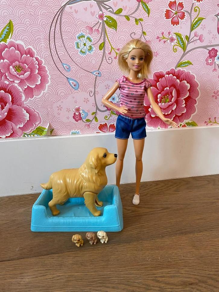 Barbie met pasgeboren Pups, Kinderen en Baby's, Speelgoed | Poppen, Zo goed als nieuw, Barbie, Ophalen of Verzenden