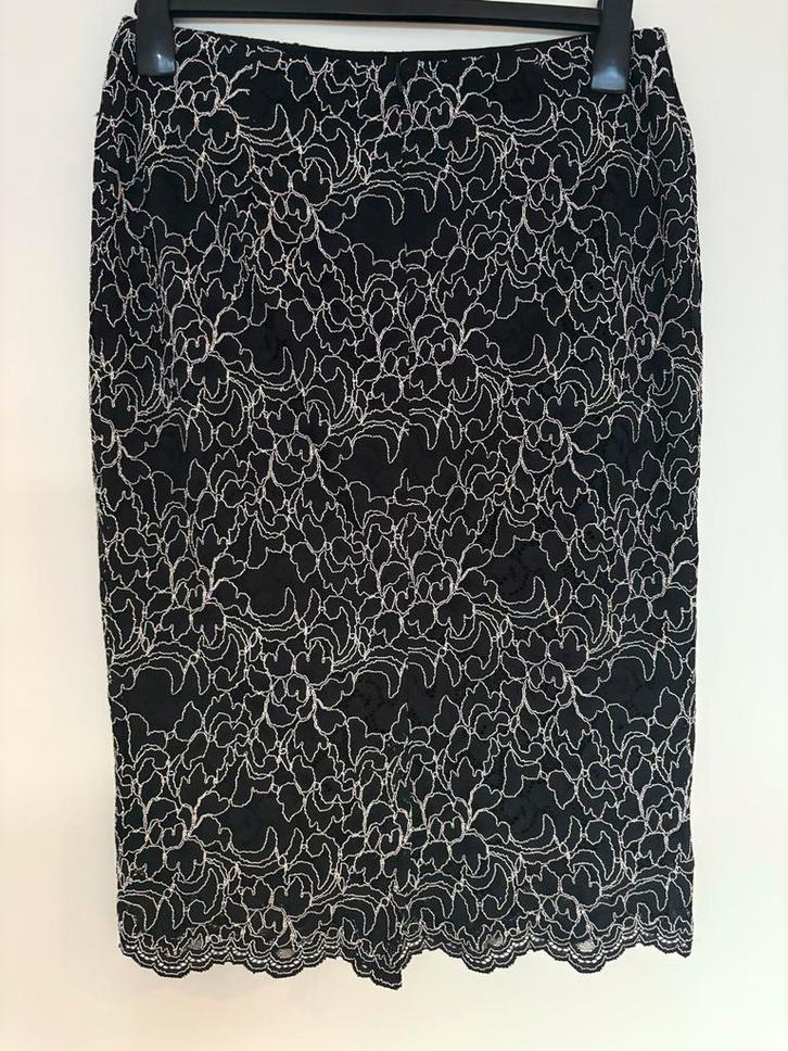 Zwarte kanten rok Promiss, Kleding | Dames, Rokken, Zo goed als nieuw, Maat 38/40 (M), Zwart, Knielengte, Ophalen of Verzenden