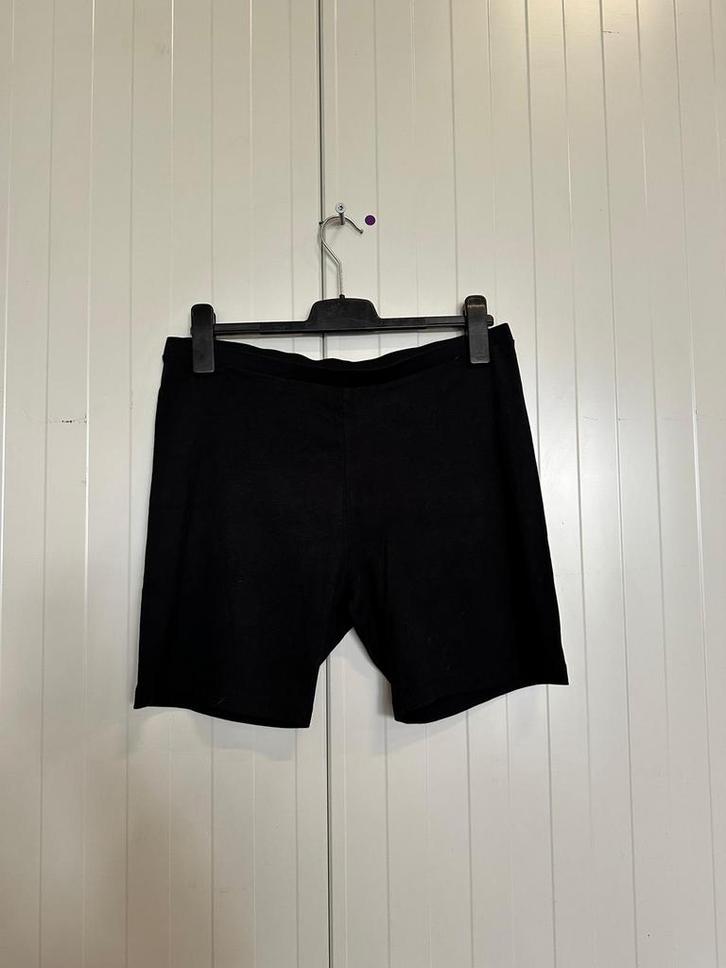 Zwarte dames korte broek maat l, Kleding | Dames, Broeken en Pantalons, Zo goed als nieuw, Maat 38/40 (M), Zwart, Kort, Ophalen of Verzenden