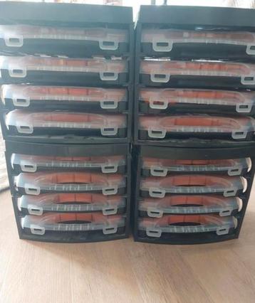 Opbergboxen met sieraadonderdelen & gereedschap beschikbaar voor biedingen