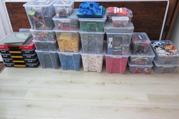 Enorme partij Lego (blokjes, grondplaten, boekjes, auto's ) beschikbaar voor biedingen