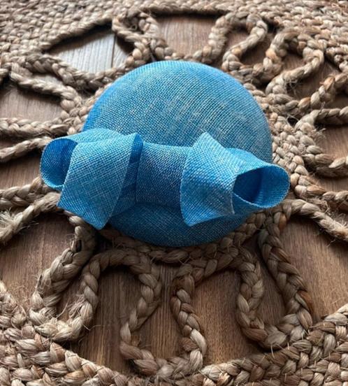 Lichtblauw dopje, fascinator meisje,ijsblauw hoedje, hoed, Kinderen en Baby's, Kinderkleding | Petten en Hoeden, Ophalen of Verzenden