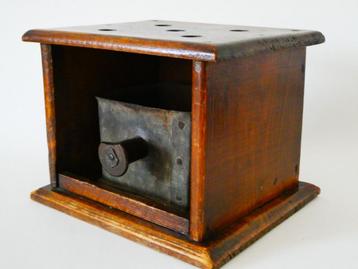 Antieke voetenstoof compleet met origineel metalen testje beschikbaar voor biedingen