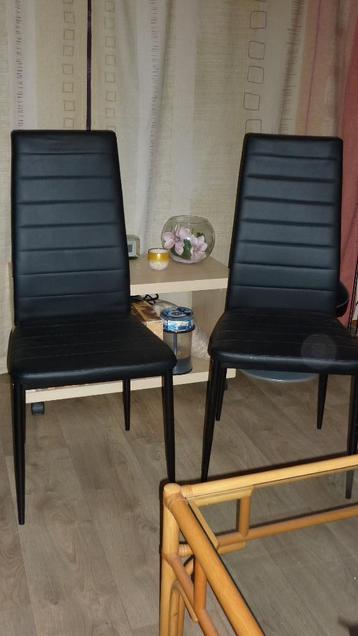2 mooi vormgegeven moderne Design Eetkamer Stoelen Zwart beschikbaar voor biedingen