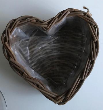 Hartvormige rotan mand, stevige plastic voering, beschikbaar voor biedingen