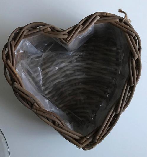 Hartvormige rotan mand, stevige plastic voering,, Huis en Inrichting, Woonaccessoires | Schalen en Manden, Nieuw, Mand, Overige vormen