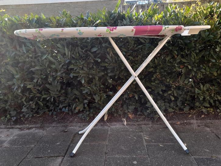 Solide strijkplank (Leifheit ) met hoes, Tuin en Terras, Droogmolens en Wasrekken, Zo goed als nieuw, Overige typen, Ophalen