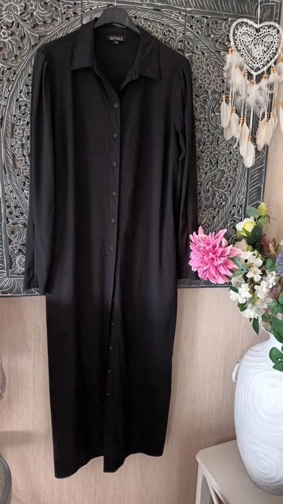 Mi Piace Zwarte Travelstof Doorknoopjurk Maat 42/44, Kleding | Dames, Jurken, Zo goed als nieuw, Maat 42/44 (L), Zwart, Onder de knie