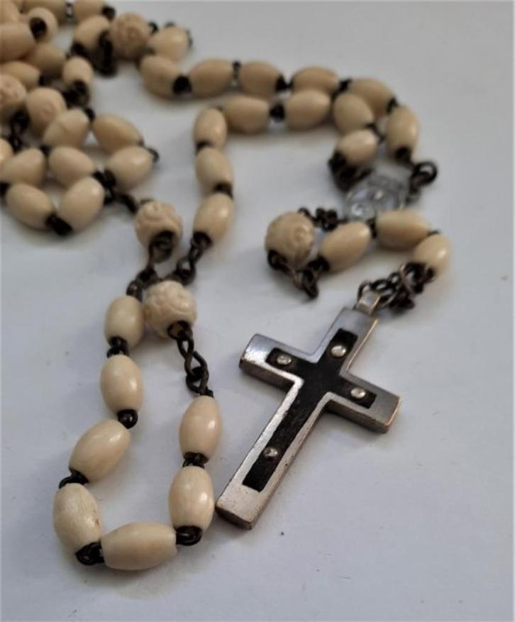 Antieke rozenkrans met witte ovale stenen kralen (83), Antiek en Kunst, Antiek | Religie, Ophalen