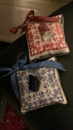 Vintage cadeauset handgeborduurd speldenkussen +vingerhoed, Antiek en Kunst, Curiosa en Brocante, Ophalen of Verzenden