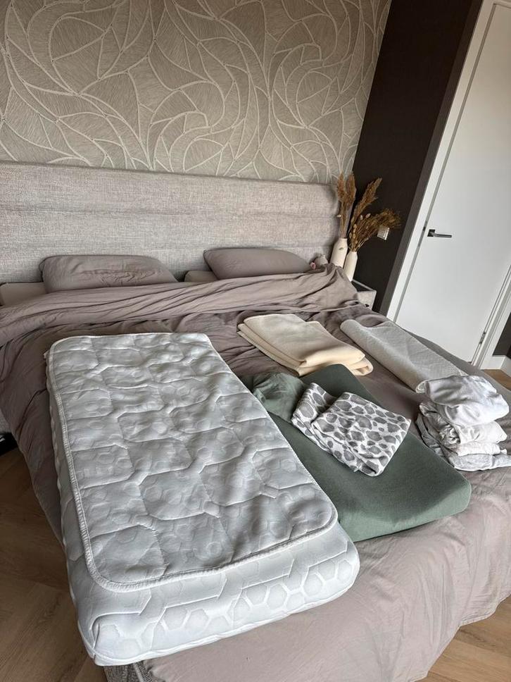 Kidsmill Babyflow Matras + Topper & aankleedkussen hoezen, Kinderen en Baby's, Babywiegjes en Ledikanten, Zo goed als nieuw, Ledikant