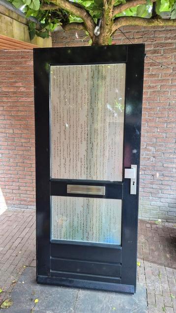 Voordeur van hout met glas beschikbaar voor biedingen
