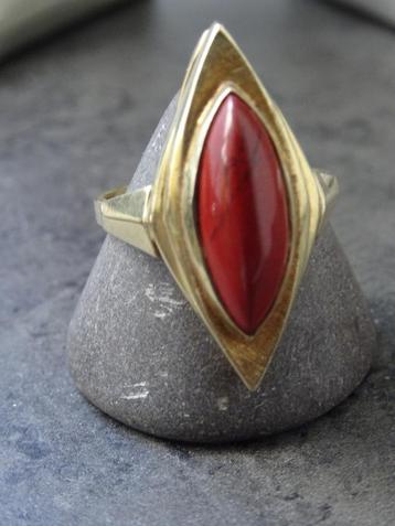 Vintage gouden ring met cabochon geslepen bloedkoraal beschikbaar voor biedingen