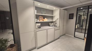 Bijkeuken met wasmachine composiet blad veelopbergruimte beschikbaar voor biedingen