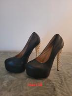 Nepleder pumps met stekels op de hakken. Maat 38., Pumps, Zwart, Ophalen of Verzenden, Zo goed als nieuw