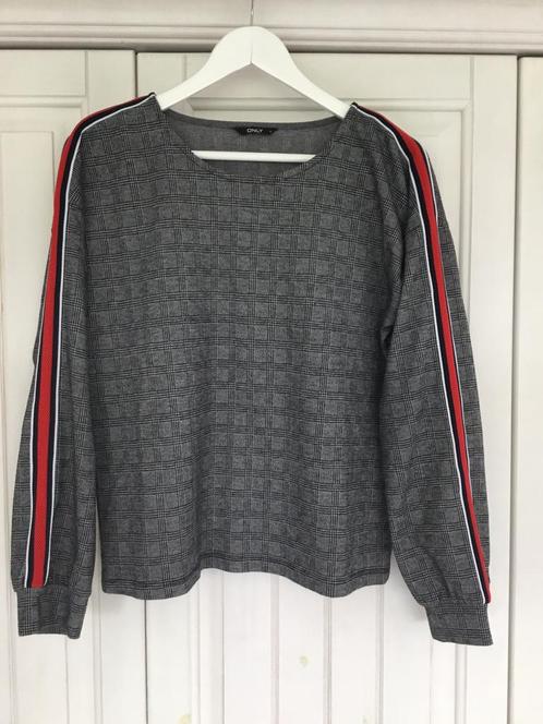 Leuke top grijs geruit met strepen op de mouwen Only maat M, Kleding | Dames, Tops, Gedragen, Maat 38/40 (M), Grijs, Lange mouw