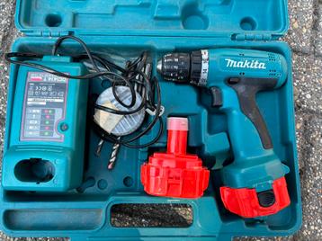 Makita schroefmachine / boormachine 6270D met 2 accu’s beschikbaar voor biedingen