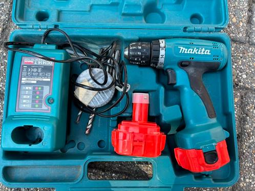 Makita schroefmachine / boormachine 6270D met 2 accu’s, Doe-het-zelf en Verbouw, Gereedschap | Boormachines, Gebruikt, Boor- en Schroefmachine