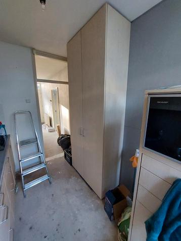 Hoge stevige (keuken) kast