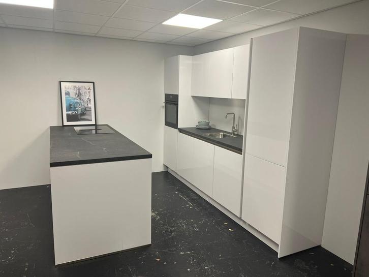 Hoogglans witte greeploze showroom eiland keuken, Huis en Inrichting, Keuken | Complete keukens, Overige typen, Wit, Kunststof