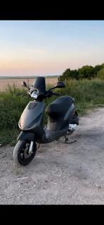 Piaggio Zip 2018 mat titanium, Fietsen en Brommers, Scooters | Piaggio, Ophalen, Zip, Zo goed als nieuw, Benzine
