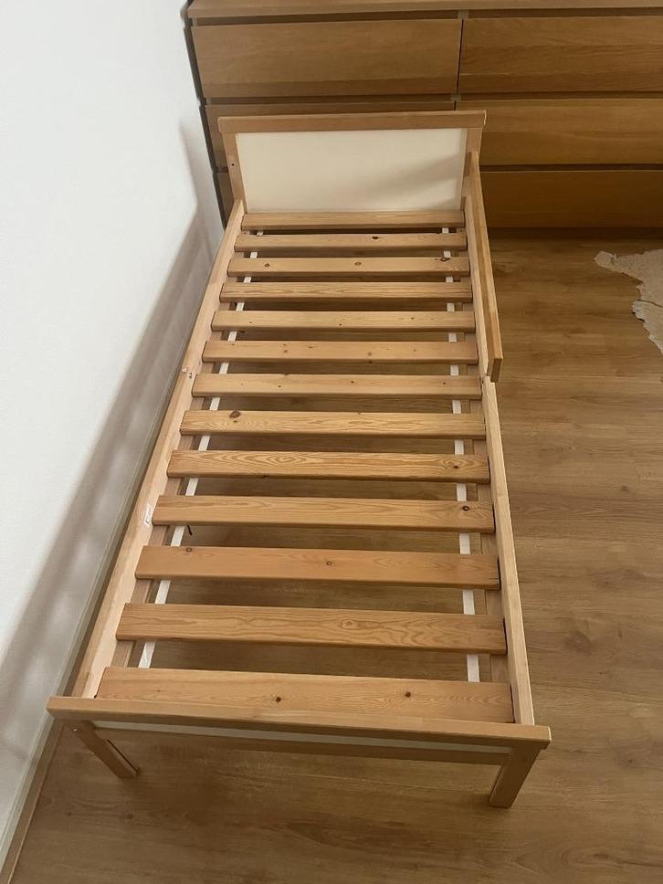 ikea peuterbed SNIGLAR L.165cm. B.77cm. H.57cm. Leuning 90cm, Kinderen en Baby's, Kinderkamer | Bedden, Zo goed als nieuw, 160 tot 180 cm