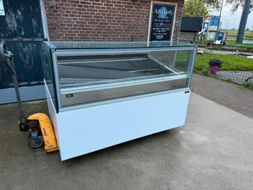 Ijsschep vitrine beschikbaar voor biedingen