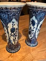 Twee blauwe delfts Blauwe bloemvazen, Antiek en Kunst, Ophalen