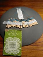 Kantkloskussen met 24 klossen + boek 'Kantklossen', Ophalen of Verzenden, Gebruikt, Kussen