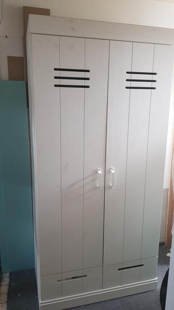 Stoere locker kast van woood beschikbaar voor biedingen