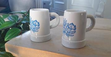 Hele kleine bekers / kruikjes (2 stuks) van kunststof  beschikbaar voor biedingen