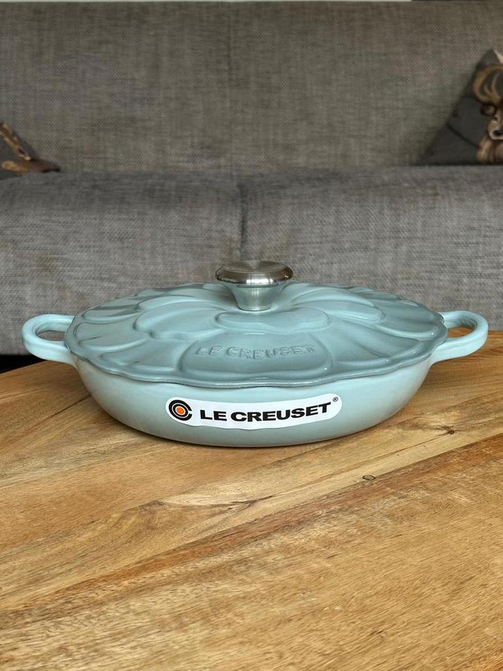Le Creuset Blossom Campagnard 26 cm - Sea Salt, Huis en Inrichting, Keuken | Potten en Pannen, Nieuw, Koekenpan of Braadpan, Gietijzer