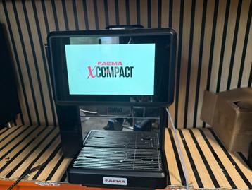 Faema X Compact koffiemachin ZGAN volautomatisch beschikbaar voor biedingen