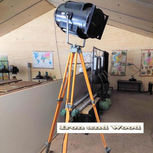 Stoere grote oude theater spot op oud houten statief, Huis en Inrichting, Lampen | Vloerlampen, Gebruikt, 150 tot 200 cm, Ophalen of Verzenden