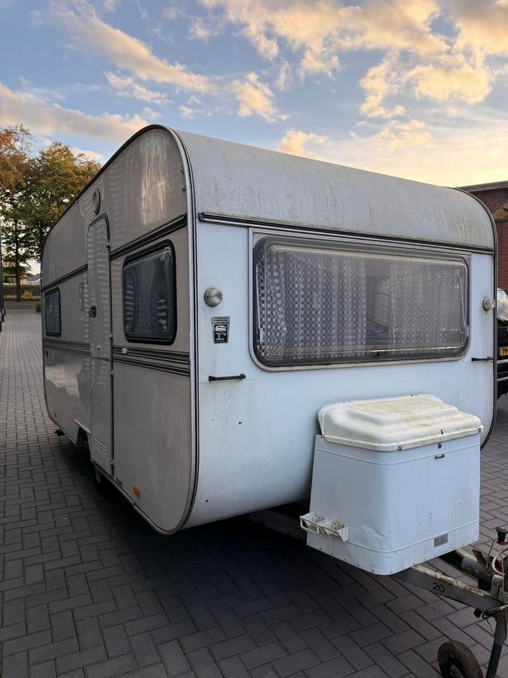 3 caravans voor maar €1500!, Caravans en Kamperen, Caravans, Bedrijf, tot en met 4, 500 - 750 kg, Rondzit, Kip, 2 aparte bedden
