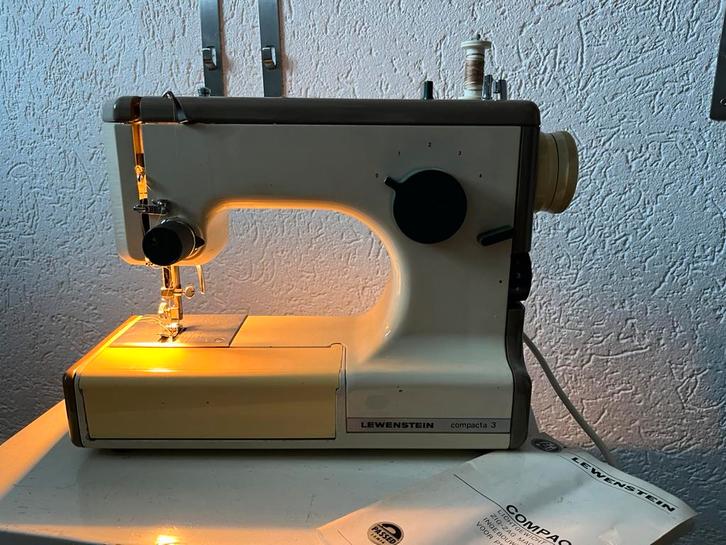 Lewenstein compacta 3 retro naaimachine, Hobby en Vrije tijd, Naaimachines en Toebehoren, Gebruikt, Naaimachine, Lewenstein, Ophalen