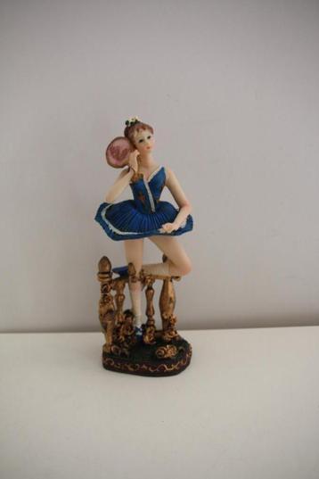 Vintage polystone beeldje van een klassieke ballet danseres. beschikbaar voor biedingen