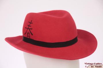Vintage Dames gleufhoed rood vilt met Aziatisch teken 55 = S beschikbaar voor biedingen