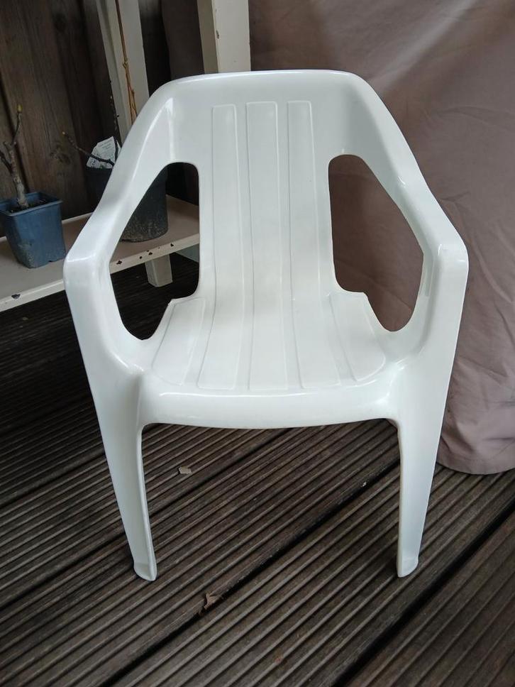 Witte Kunststof kinderstoel/tuinstoel, Huis en Inrichting, Stoelen, Gebruikt, Eén, Kunststof, Wit, Ophalen of Verzenden