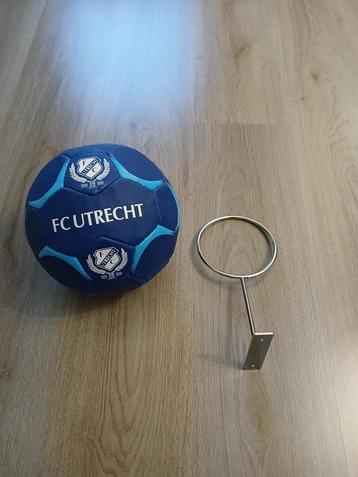 FC Utrecht limetid edition bal blauw incl houder.  beschikbaar voor biedingen