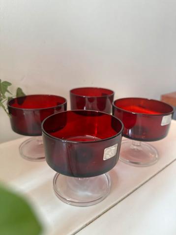 Set van 4 Luminarc glazen jaren 70 beschikbaar voor biedingen