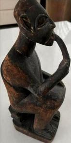 HOUTEN BEELD VAN EEN PERSOON DIE ROOKT EEN PIJP, Antiek en Kunst, Kunst | Beelden en Houtsnijwerken, Ophalen of Verzenden