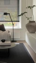 Originele oude waterkruik met zuil en plant, Ophalen