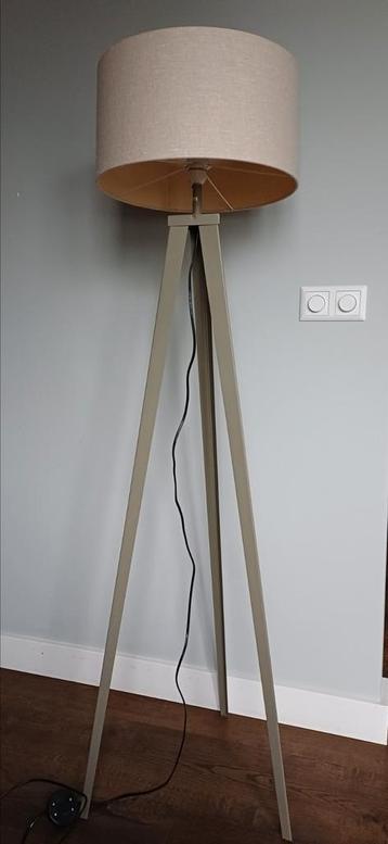 Driepoot vloerlamp beschikbaar voor biedingen